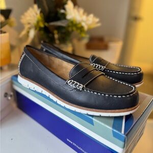 Women’s White Mountain Navy Blue Leather Shoes